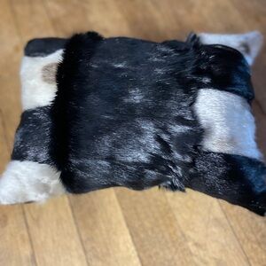 Coussin patchwork fourrure noir et blanc loup marin ..